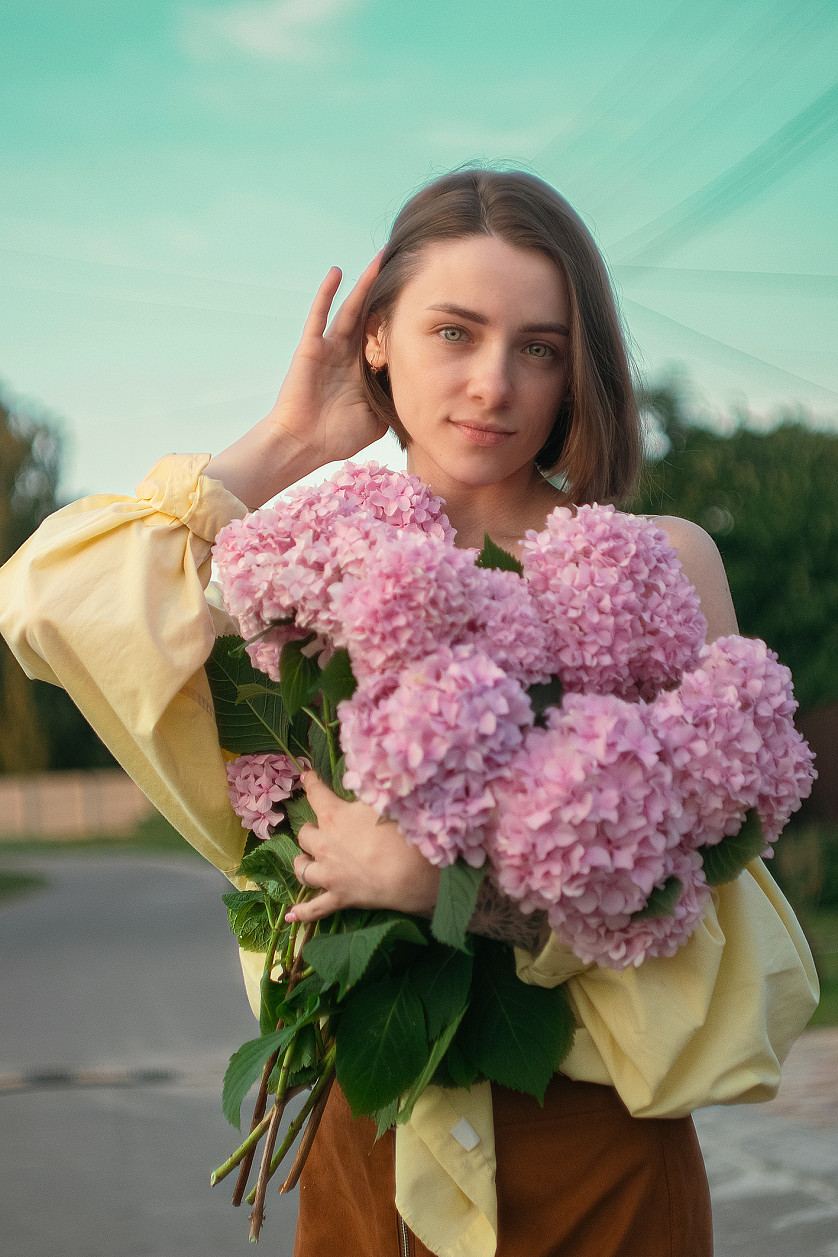 Дівчина з гортензіями зображення 3